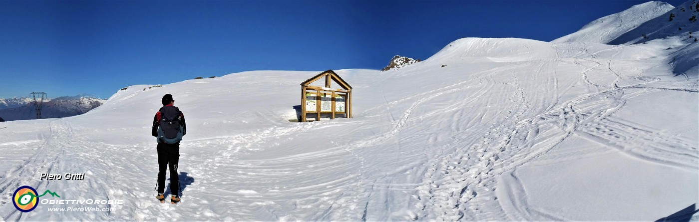 40 Ok , sosta e pranzetto al sacco in questa provvidenziale struttura di legno all'asciutto senza neve .jpg